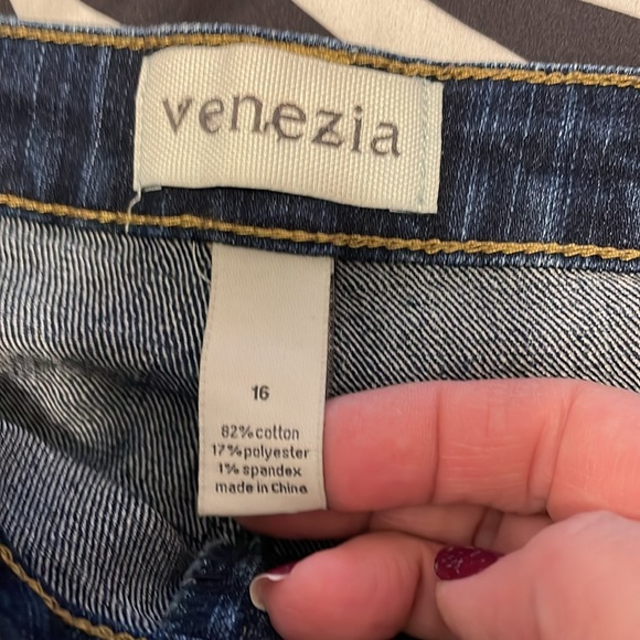 Gently used denim skirt - Picture 4 of 6